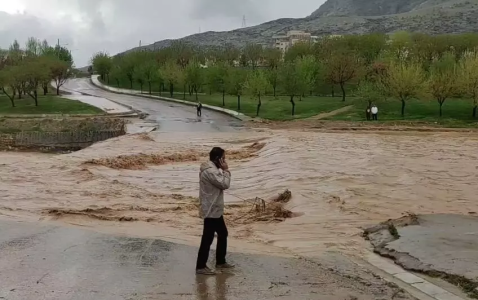 خروش خرم رود در خرم آباد/ پل جهادگران به زیر آب رفت