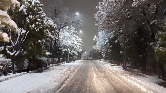 بارش برف در محورهای مواصلاتی و معابر شهرستان پاوه - خبرگزاری سفیر سبز | اخبار ایران و جهان